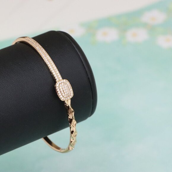 Elegant Rose Gold Bangle with Pave Setting and Textured Detail, XPBL0595 - Picture 5 of 12